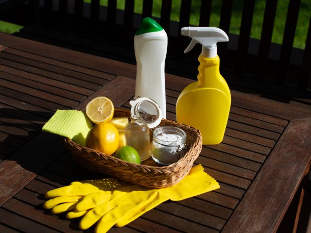 DIY home cleaning products for bathroom.