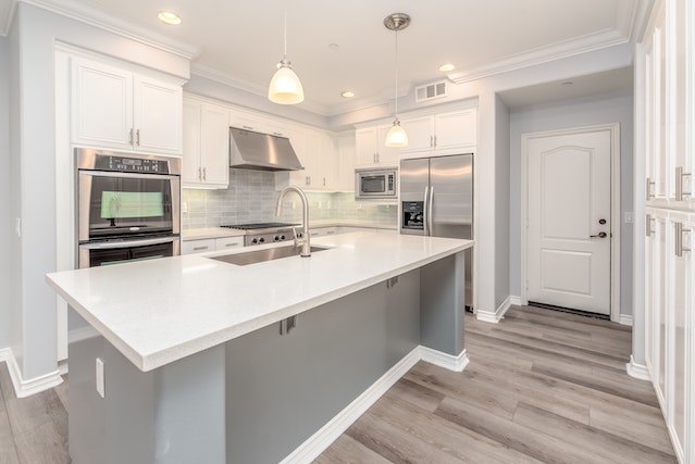 A modern looking kitchen wit complete appliances.