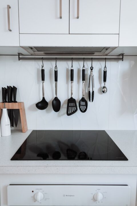 A clean and well-maintaned stovetop with oven.