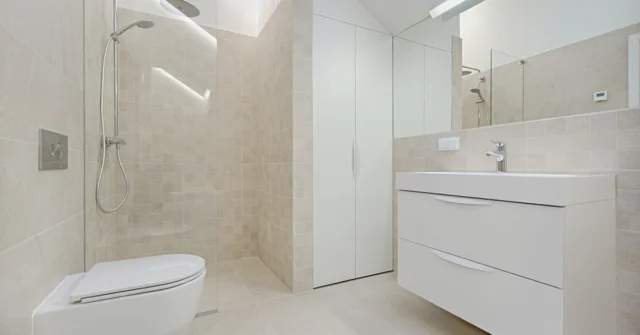 Spacious and minimalist design of a bathroom.