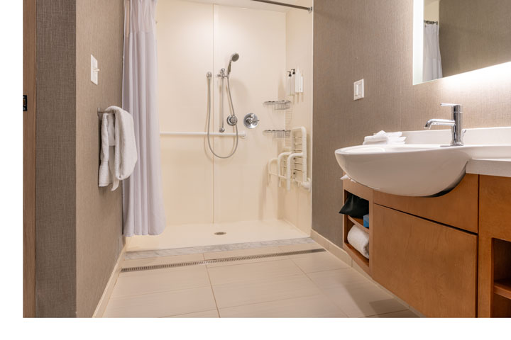Open planned bathroom with easy access to move around.